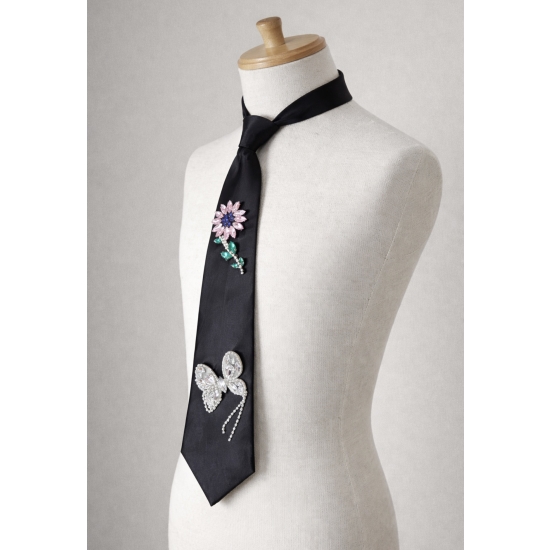 Krawat biżuteryjny z kryształowymi zdobieniami – elegancja z efektem wow.